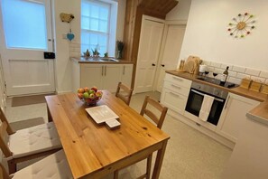 Fridge, microwave, oven, stovetop - NewburghAprtment/Scotland/sleeps 4/FirePit/Garden (Newburgh)