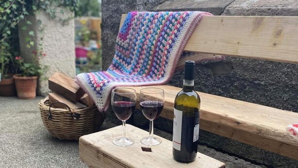 A wooden bench with a bottle of wine and two glasses on a wooden table. - NewburghAprtment/Scotland/sleeps 4/FirePit/Garden (Newburgh)