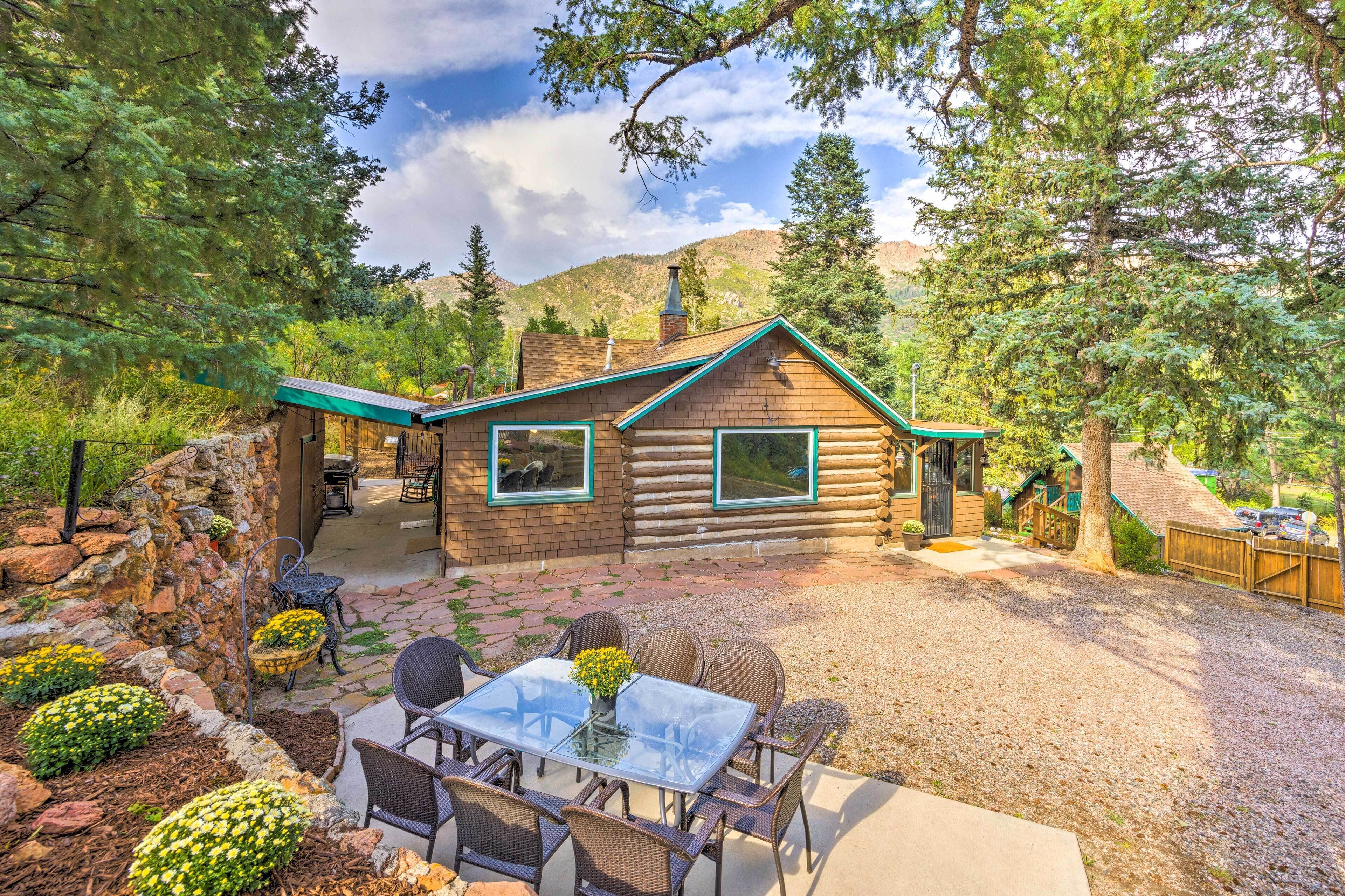 Charming Cascade Cabin ~ 1 Mi To Pikes Peak!