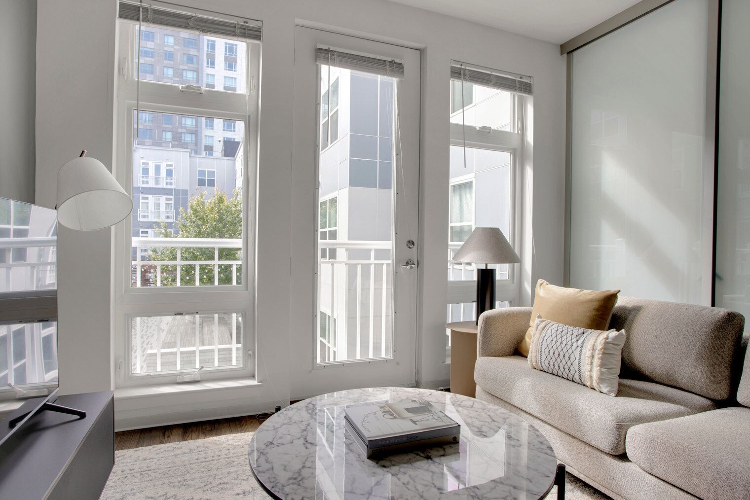 Een televisie en een stereo