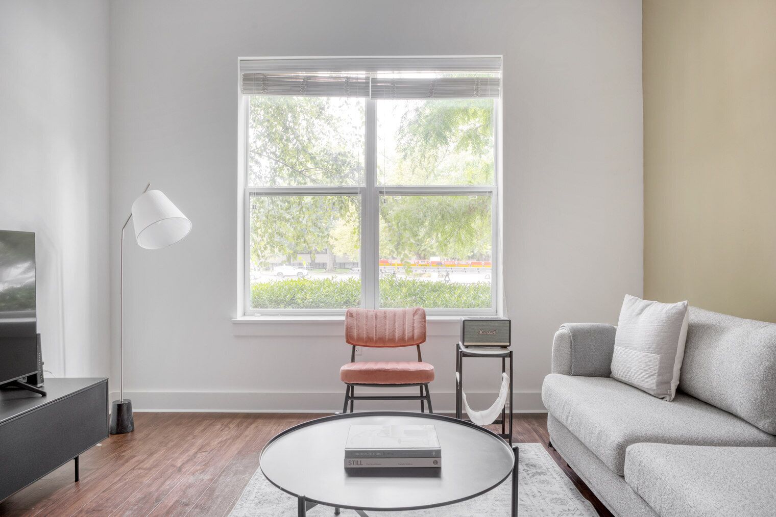 Een televisie en een stereo