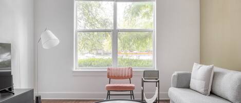 Een televisie en een stereo