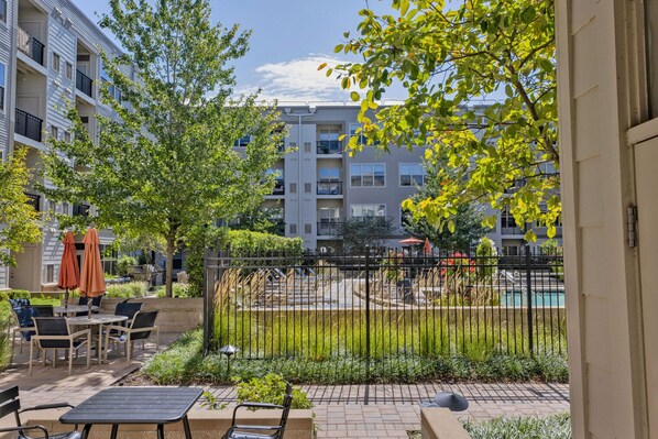Outdoor dining - Ideal Assembly Row 1BR w/ Gym, W/D, near Assembly T stop, by Blueground (Somerville)