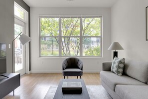 TV, stereo - Ideal Assembly Row 1BR w/ Gym, W/D, near Assembly T stop, by Blueground (Somerville)