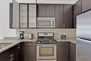 Fridge, microwave, oven, dishwasher - Ideal Assembly Row 1BR w/ Gym, W/D, near Assembly T stop, by Blueground (Somerville)