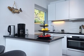 Fridge, oven, stovetop, dishwasher - Vierfuss 10 - Gemütliche Wohnung im Kern von Hörnum (Hörnum (Sylt))