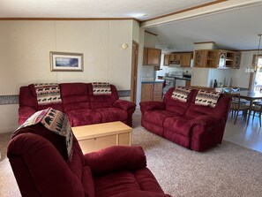Living area - Odessa Lodge 3bd/2ba-Close to hunting, fishing, hiking and Lake Fun (Odessa)