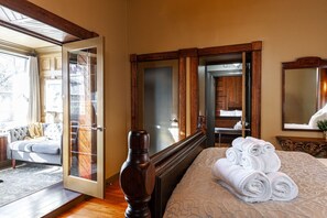 1 habitación, escritorio, tabla de planchar con plancha y cuna de viaje 