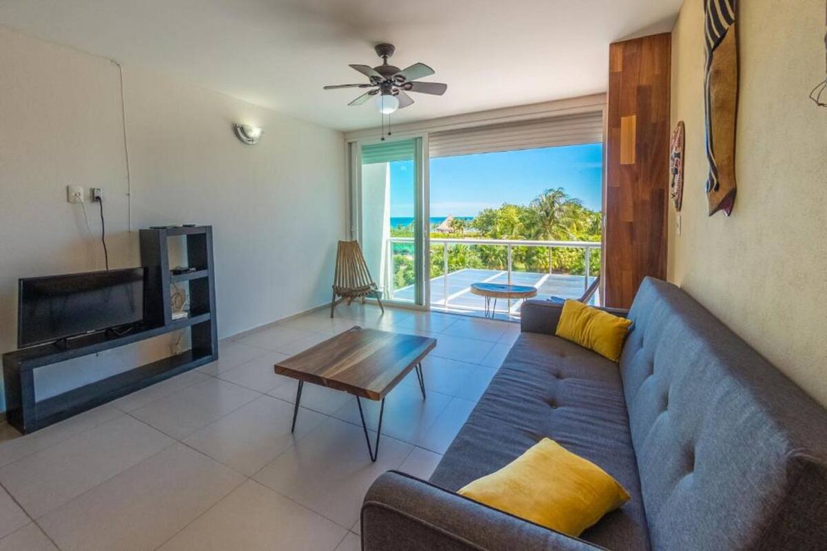 Departamento Premium, 2 habitaciones, vista al mar | Área de sala de estar | Smart TV de 42 pulgadas con canales por cable