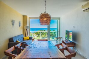 Deluxe Apartment, 2 Bedrooms, Partial Sea View, Beachside | Ruang makan