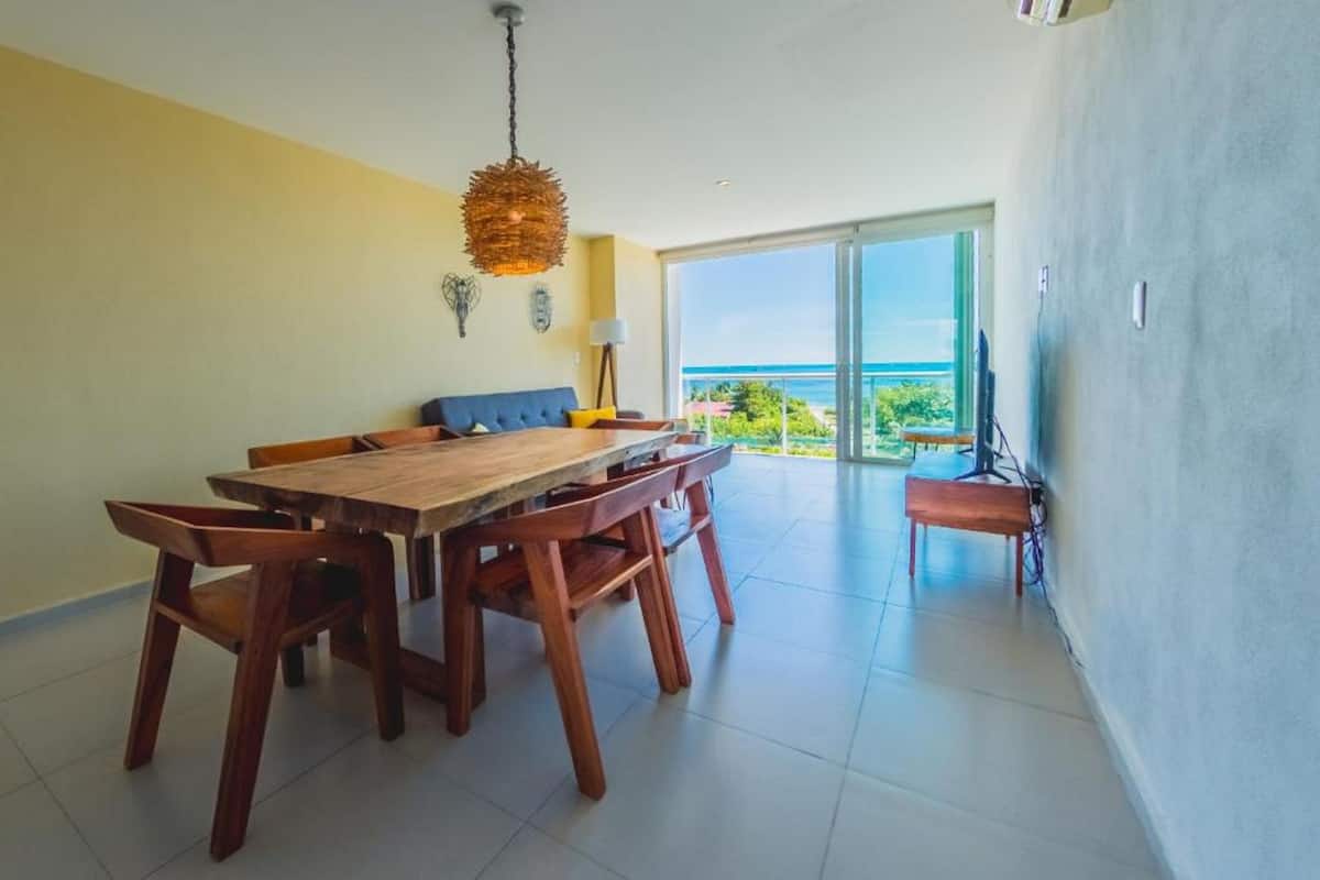 Deluxe Apartment, 2 Bedrooms, Partial Sea View, Beachside | Dining room