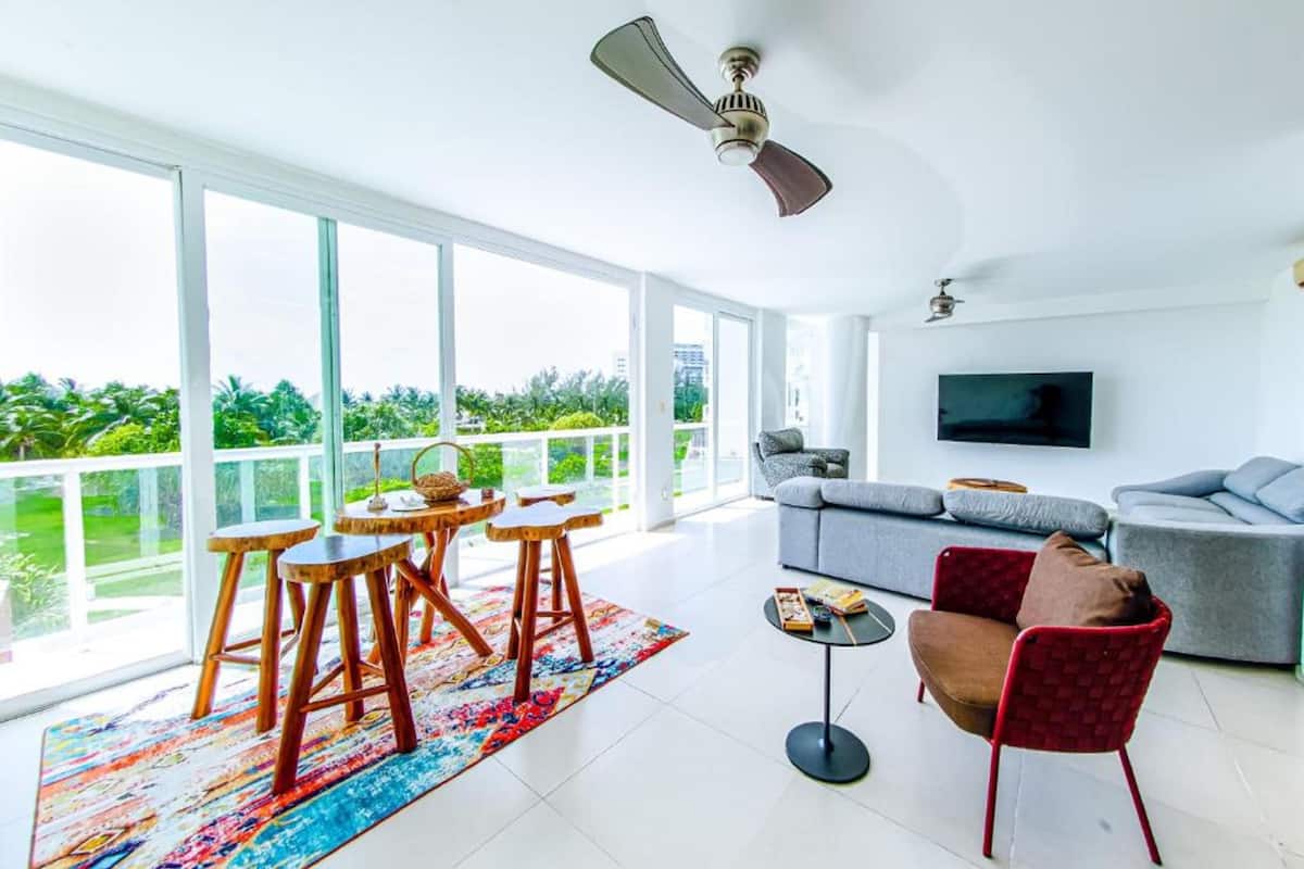 Departamento superior, 2 habitaciones, vista al mar | Área de sala de estar | Smart TV de 42 pulgadas con canales por cable