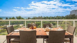 Deluxe appartement, 3 slaapkamers, uitzicht op strand | Terras