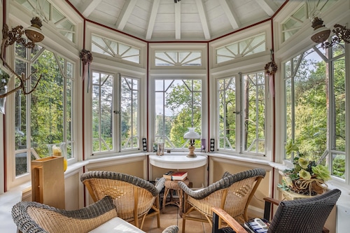 'Romantic Holiday Home' with Garden & Wi-Fi