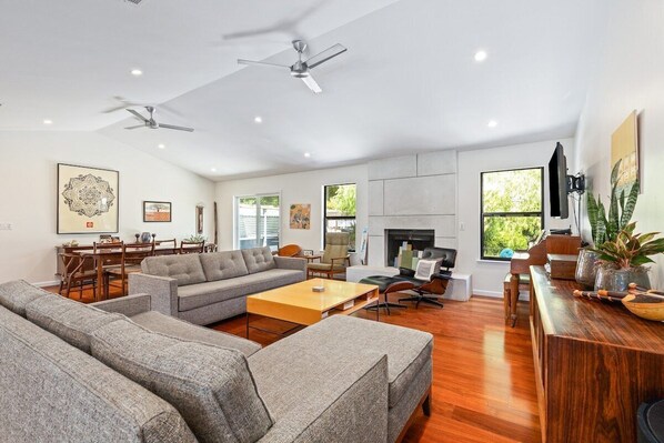 TV, pebolim, mesa de pingue-pongue, livros