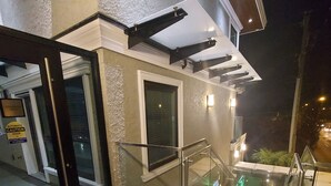 Ein modernes Gebäude mit Glastür, Poolbereich und einer Treppe zu den oberen Stockwerken.