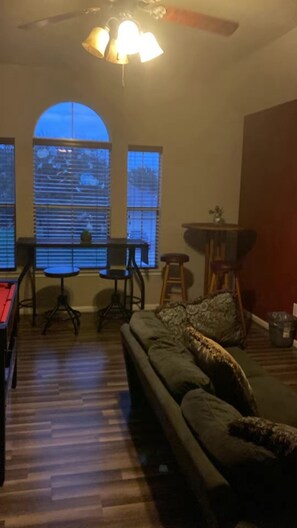 تلفزيون ذكي، مدفأة، كُتُب