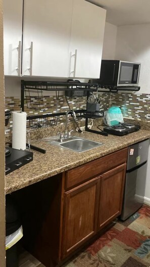 Mikrowelle, Herdplatte, Wasserkocher mit Kaffee-/Teezubehör, Toaster