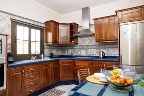 Refrigerador, microondas, horno y cafetera y tetera