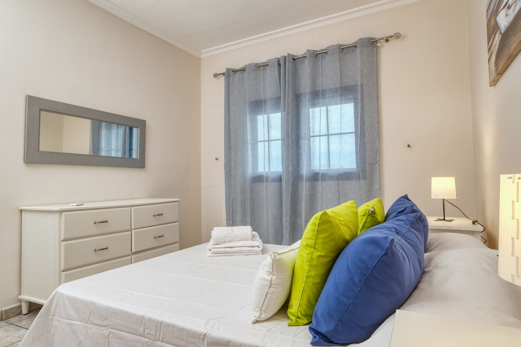 2 habitaciones, caja de seguridad en la habitación y escritorio 