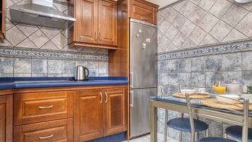 Een koelkast, een magnetron, een oven, een koffiezetapparaat/waterkoker