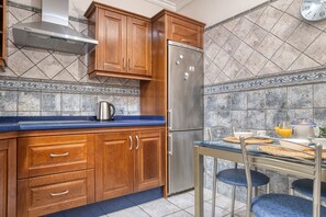 Refrigerador, microondas, horno y cafetera y tetera 