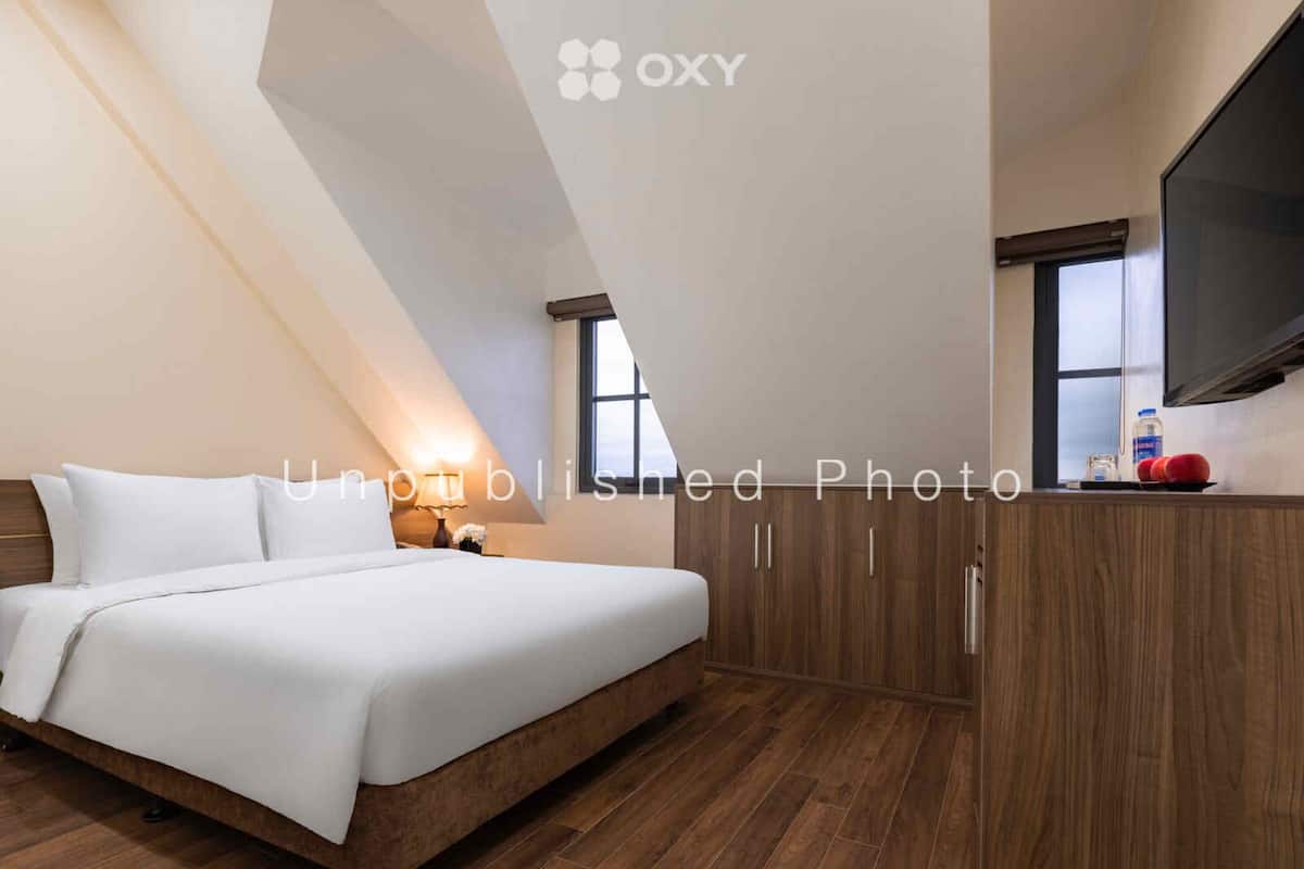 Superior kamer, 1 slaapkamer, niet-roken, uitzicht op tuin | Luxe beddengoed, pillowtop-bedden, een minibar, een bureau