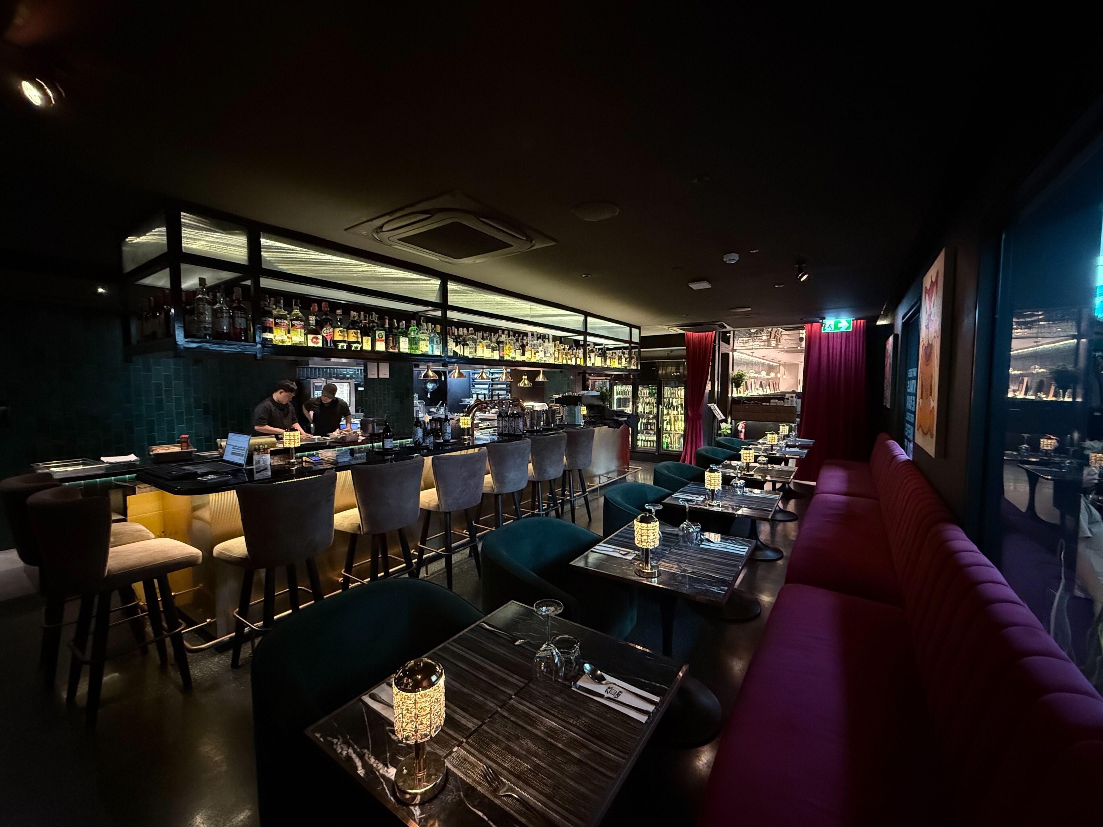2 bars/lounges
