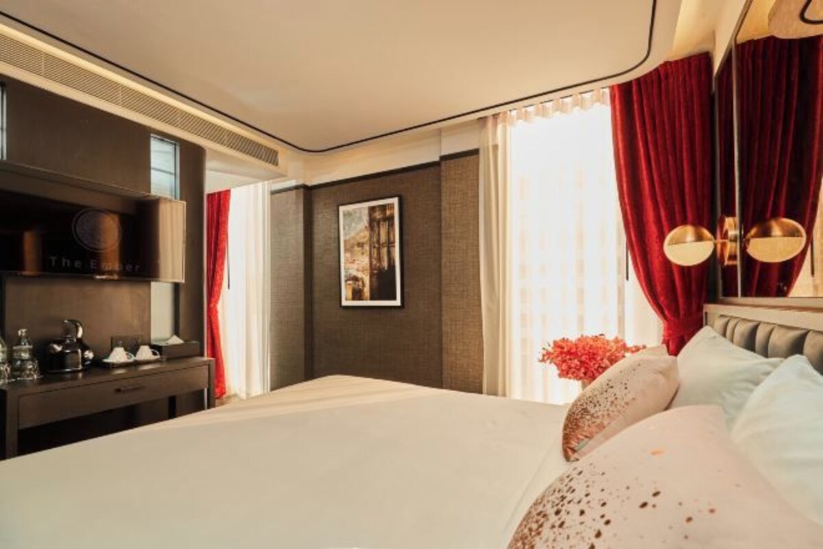 Bộ đồ giường cao cấp, minibar với thức ăn, đồ uống miễn phí, bàn 