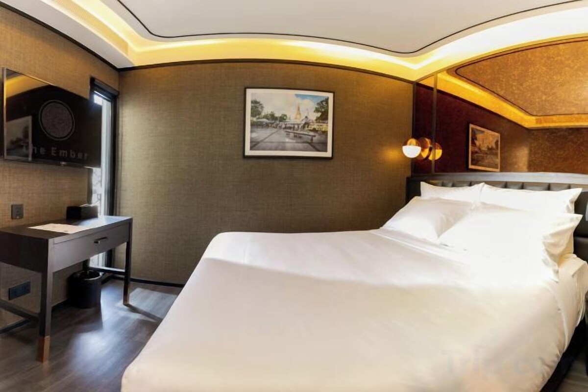 Luxe beddengoed, een minibar met enkele gratis items, een bureau