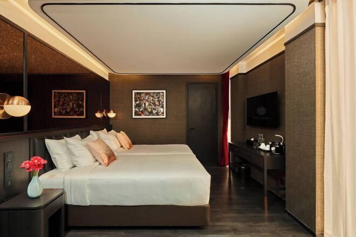 Premium bedding, free minibar items, desk, bed sheets