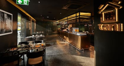 The Gravitique Hotel Khaosan