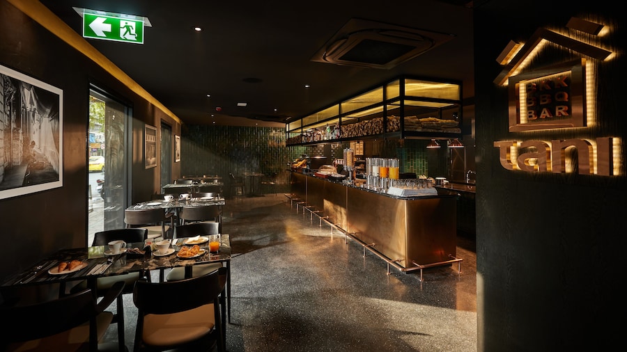 The Gravitique Hotel Khaosan