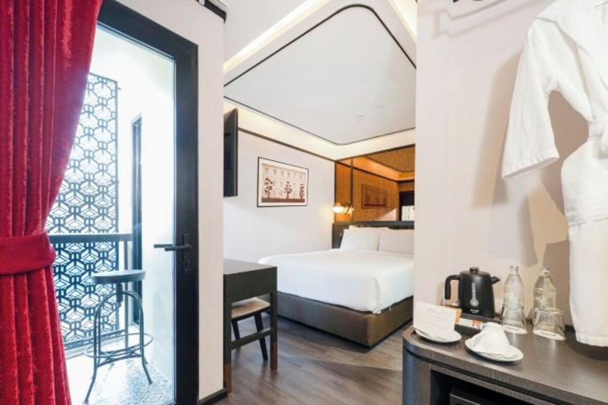 Bộ đồ giường cao cấp, minibar với thức ăn, đồ uống miễn phí, bàn 
