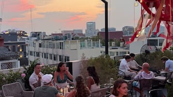 2 bars/lounges