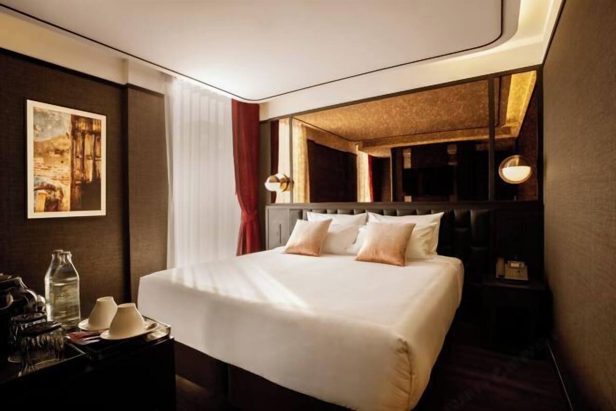 Premium bedding, free minibar items, desk, bed sheets