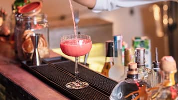 Een barman schenkt een drankje in.