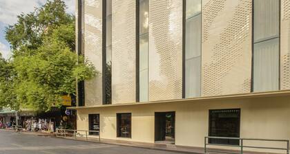 The Gravitique Hotel Khaosan