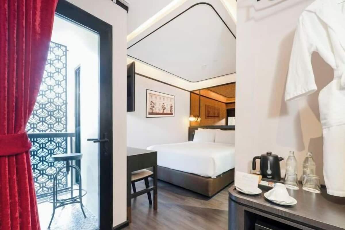 1 bedroom, premium bedding, free minibar items, desk