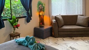 Habitación cuádruple Deluxe | Ropa de cama de alta calidad, edredón y minibar 