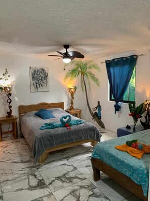 Habitación triple Deluxe | Ropa de cama de alta calidad, edredones de plumas, minibar y caja fuerte