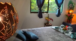 أغطية فراش متميزة وألحفة محشوة بالريش وميني بار وخزنة داخل الغرفة