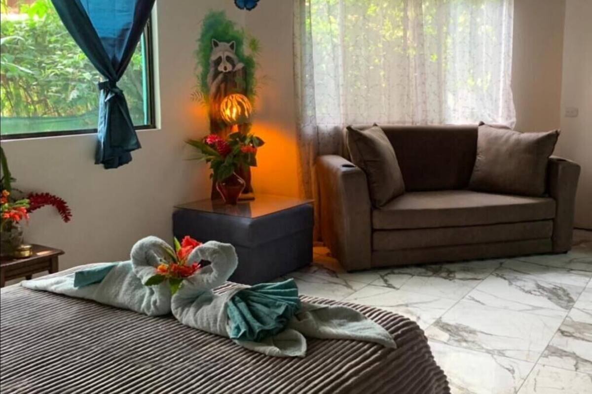 Habitación cuádruple Deluxe | Ropa de cama de alta calidad, edredones de plumas, minibar y caja fuerte