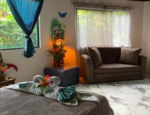 أغطية فراش متميزة وألحفة محشوة بالريش وميني بار وخزنة داخل الغرفة