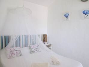 2 slaapkamers, een bureau, een strijkplank/strijkijzer, reisbedje