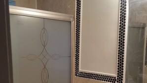 Un baño con inodoro, ducha y lavamanos.