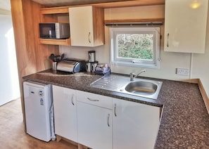 Réfrigérateur, un four, surface de cuisson, grille-pain