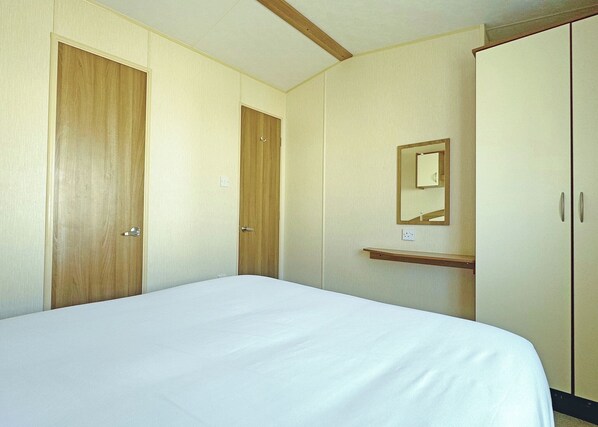 2 bedrooms - Spacious 12ft wide caravan with one double and one twin. (Ingoldmells, Nr Skegness)