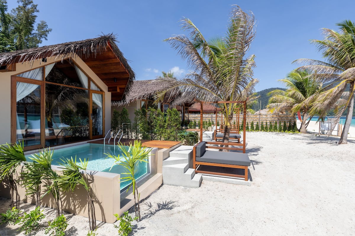 Sun Beachfront Pool Villa | 高档床上用品、迷你吧、客房内保险箱、办公桌