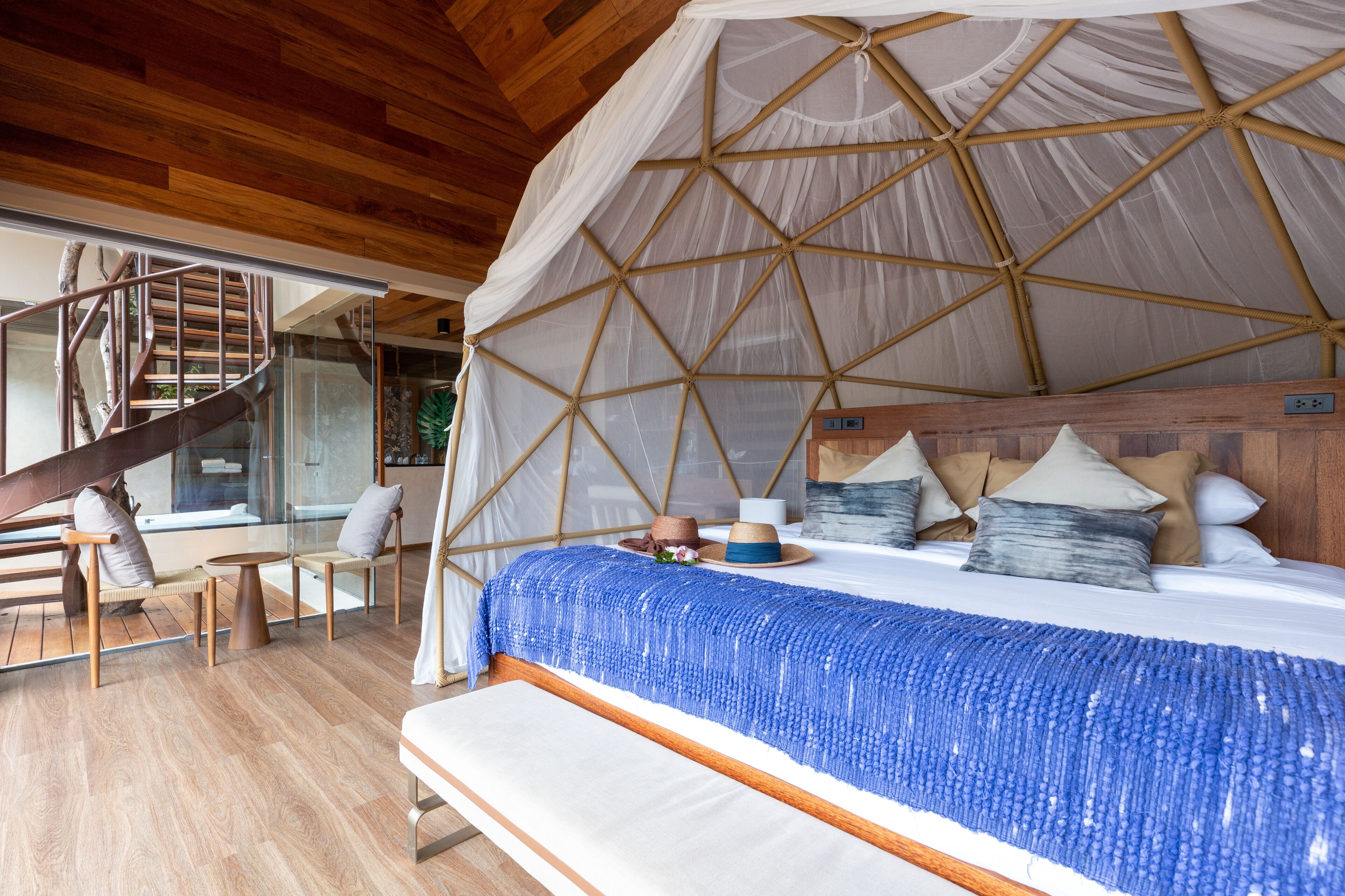 Tree Pool Villa | Ylelliset vuodevaatteet, minibaari, tallelokero huoneessa